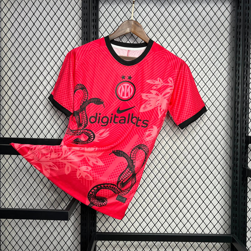 Camisa Inter de Milão Edição Especial 24/25 - Torcedor Masculina Dragão Rosa/Vermelha - Camisa de Time Oficial - Buyit