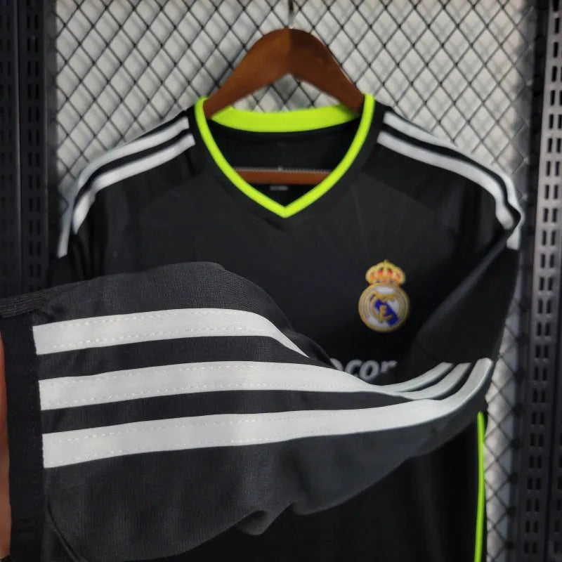 Camisa Real Madrid Away Retrô 2010/11 - Torcedor Masculina Preta e Verde Manga Longa - Camisa de Time Oficial - Buyit