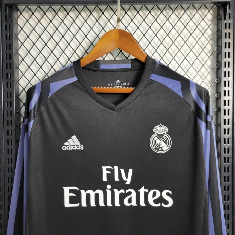 Camisa Real Madrid Away Retrô 2016/17 - Torcedor Masculina Preta e Roxa Manga Longa - Camisa de Time Oficial - Buyit