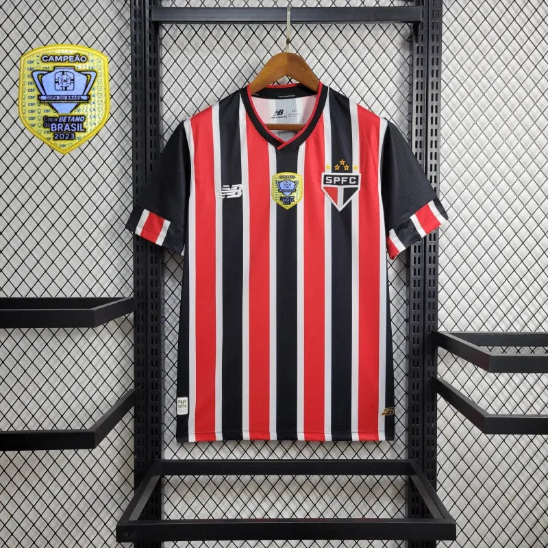 Camisa São Paulo Away 24/25 - Torcedor Masculina New Balance Preta e Vermelha + Patch Copa do Brasil + Patrocínios - Camisa de Time Oficial - Buyit