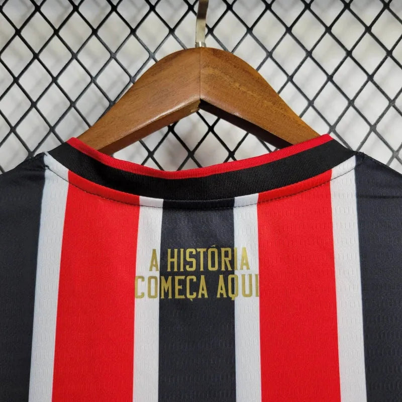 Camisa São Paulo Away 24/25 - Torcedor Masculina New Balance Preta e Vermelha + Patch Copa do Brasil + Patrocínios - Camisa de Time Oficial - Buyit