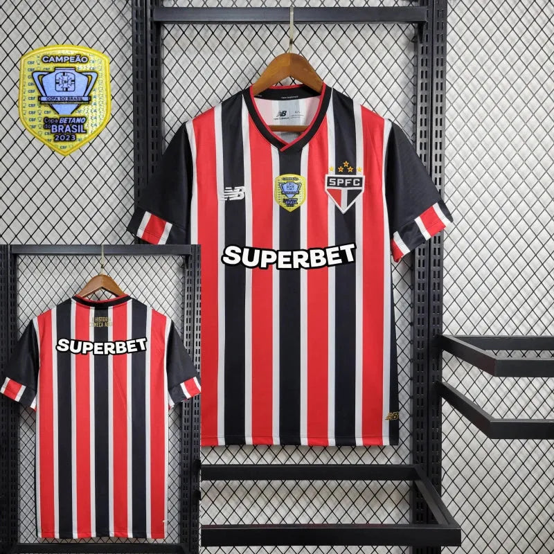 Camisa São Paulo Away 24/25 - Torcedor Masculina New Balance Preta e Vermelha + Patch Copa do Brasil + Patrocínios - Camisa de Time Oficial - Buyit