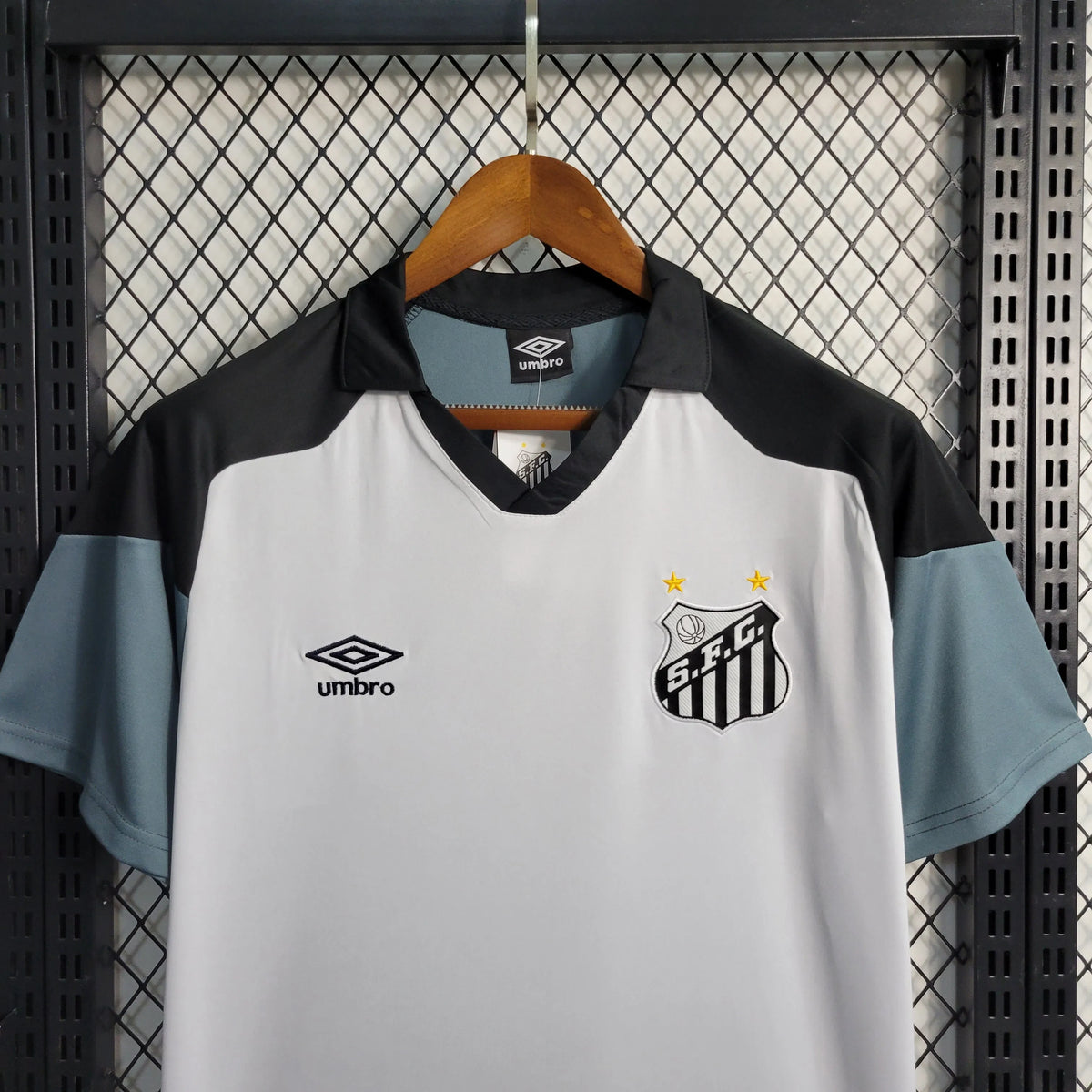 Camisa Santos Treino 23/24 - Torcedor Masculina Branca e Cinza - Camisa de Time Oficial - Buyit